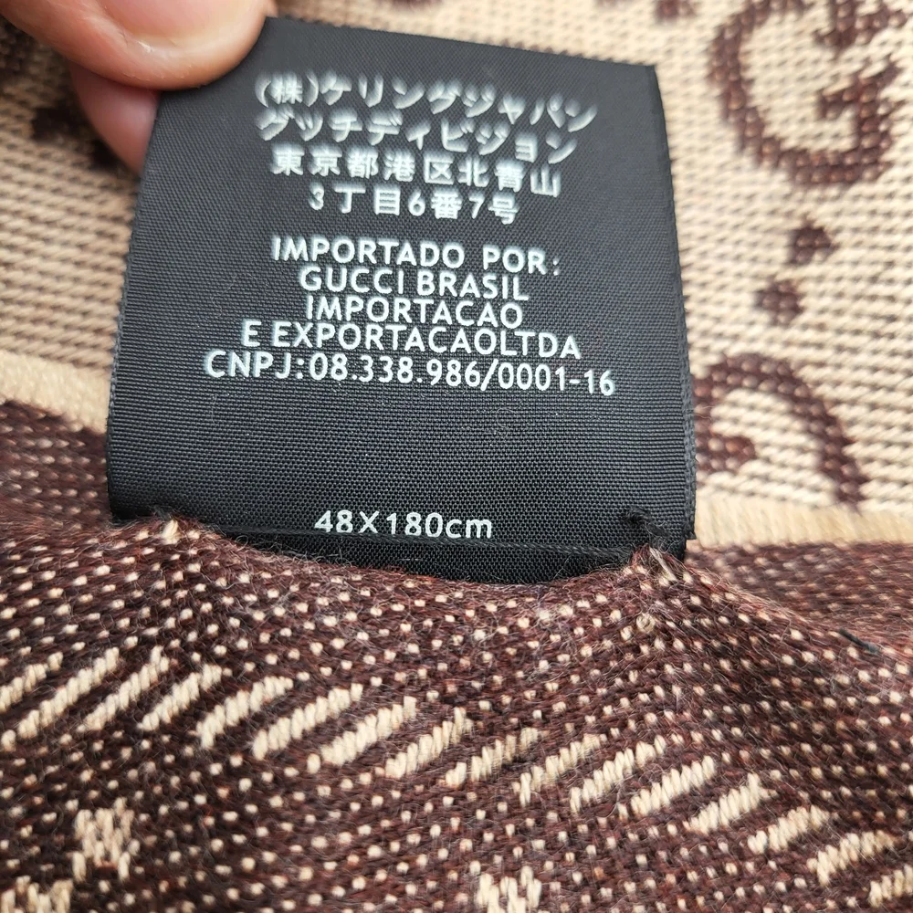 Gucci GG Wool Jacquard Large Scarf Reversible in Chocolate and Beige..